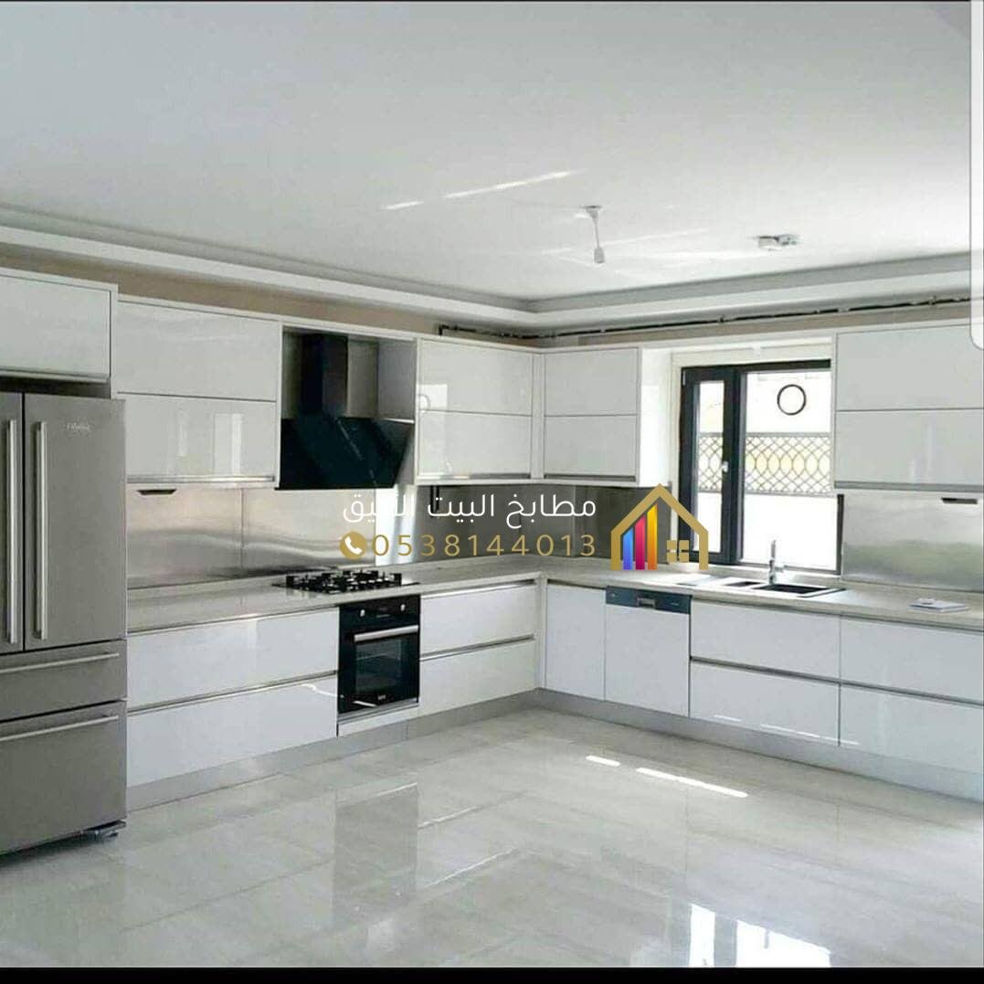 مطابخ مودرن بتفصيل احترافي في المزاحمية بتشطيب لامع وألوان عصرية