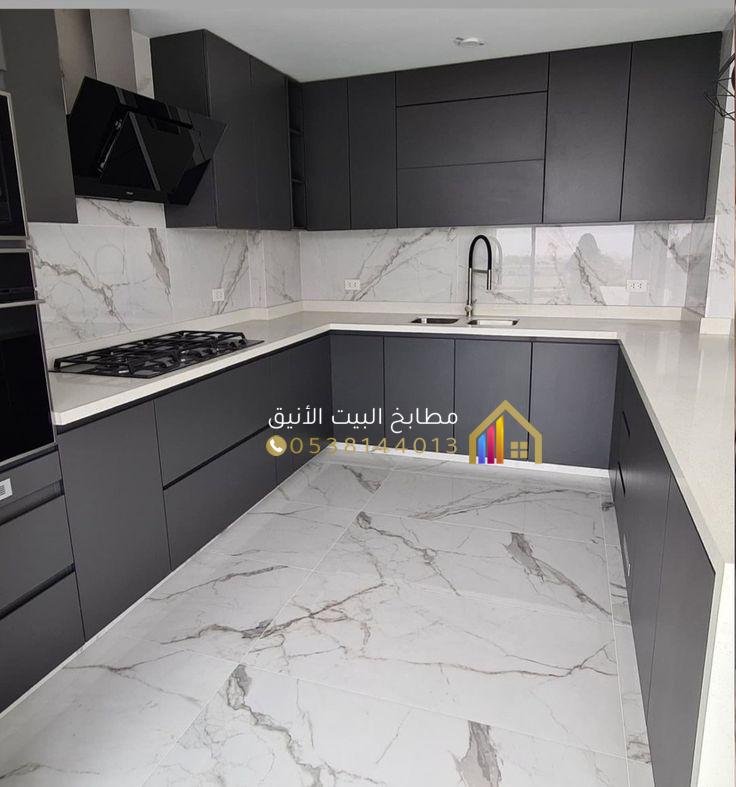  فنيون يقومون بتركيب خزائن مطبخ في الرياض بجودة عالية